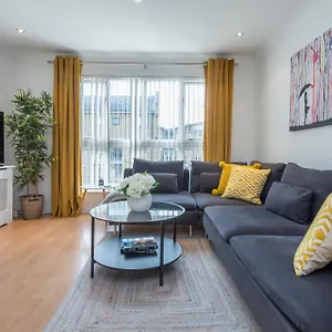 2 Bed Town House With Garden In Hackney, Apartment London