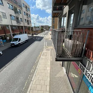Modern Flat Near Transports Apartment London